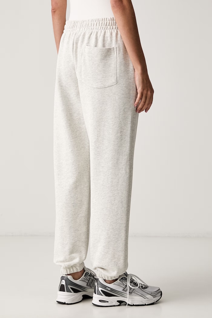 Odjeća Le Privé donji dio trenirke za žene od pamuka VARSITY JOGGER LP00702 siva