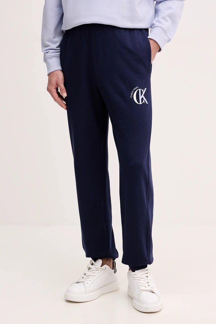 Βαμβακερό παντελόνι Calvin Klein Jeans στάμπα σκούρο μπλε LV04RE256G