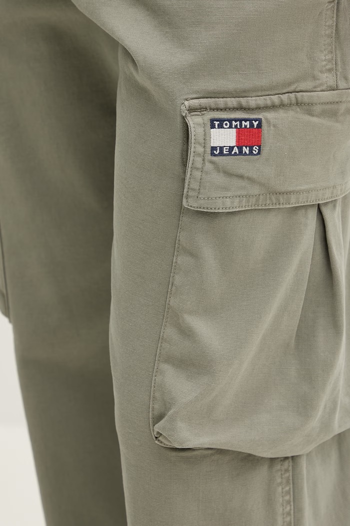 Tommy Jeans spodnie cargo męskie bawełniane z elastanem zielony DM0DM22403