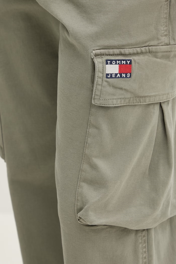 Tommy Jeans spodnie cargo męskie bawełniane z elastanem zielony DM0DM22403
