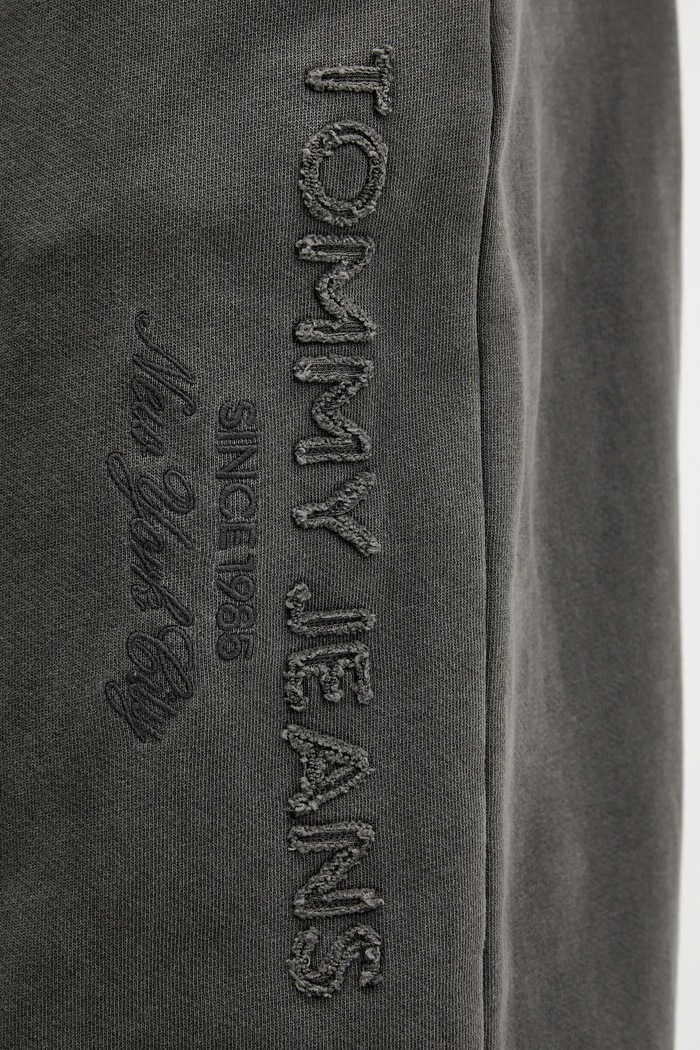 Bavlněné tepláky Tommy Jeans DM0DM22360 šedá