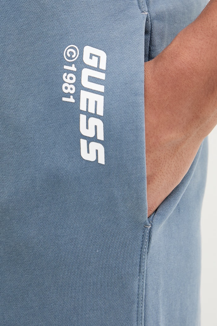 Guess spodnie bawełniane NAWAT niebieski Z6RB07.KD371