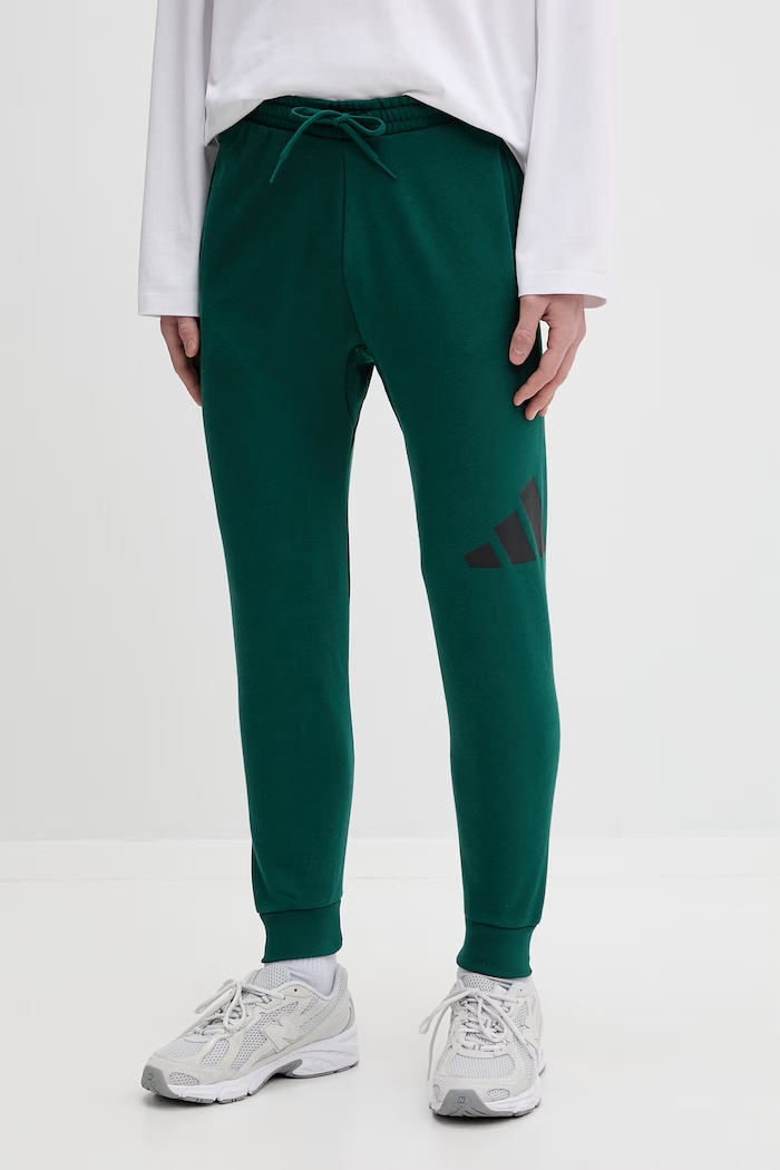 Спортен панталон adidas изчистен зелен JE8971