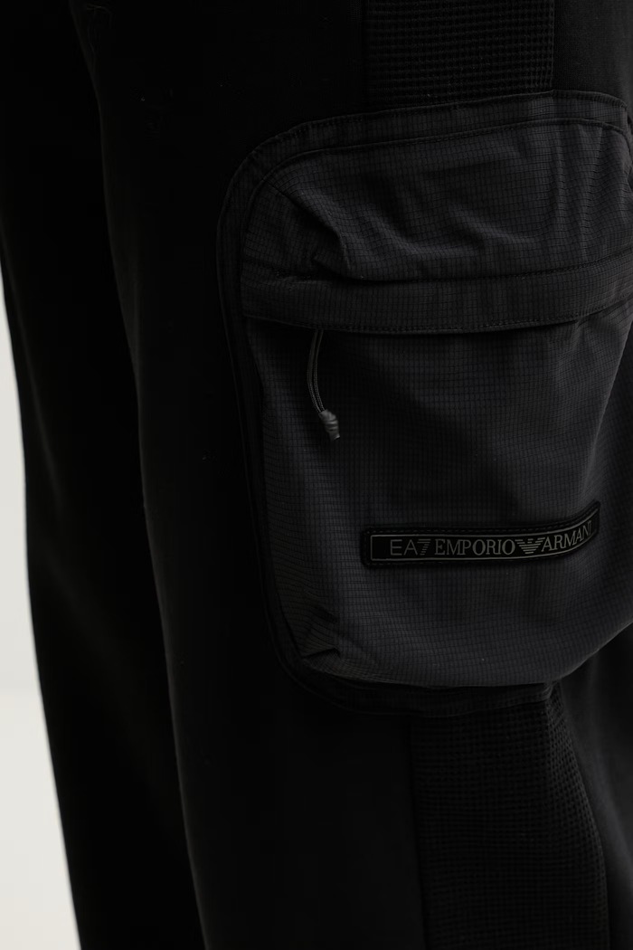 Spodnji del trenirke EA7 Emporio Armani črna AF12660.7M001589