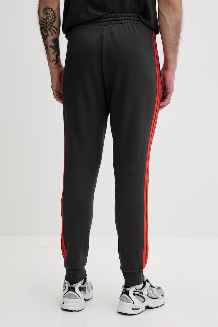 Îmbrăcăminte Adidas pantaloni de trening pentru bărbați x Audi KE6783 gri