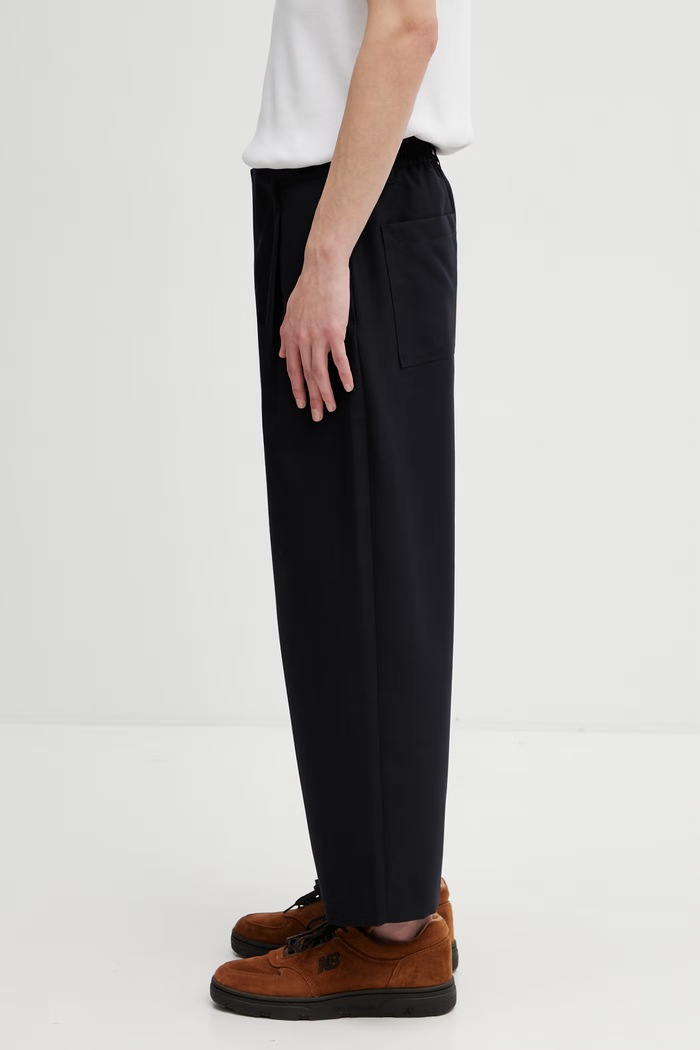 Maison Kitsuné pantaloni da uomo QM01105WT3031 blu navy SS26
