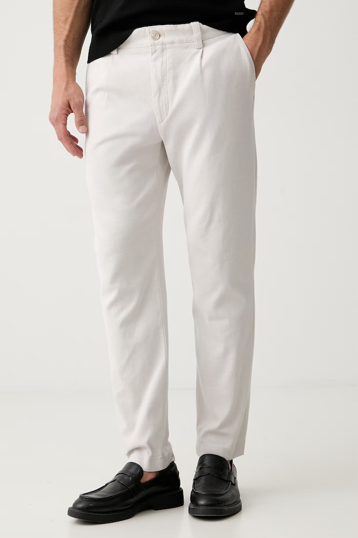 BOSS Orange spodnie chinos męskie bawełniane z elastanem Pleated beżowy 50559158