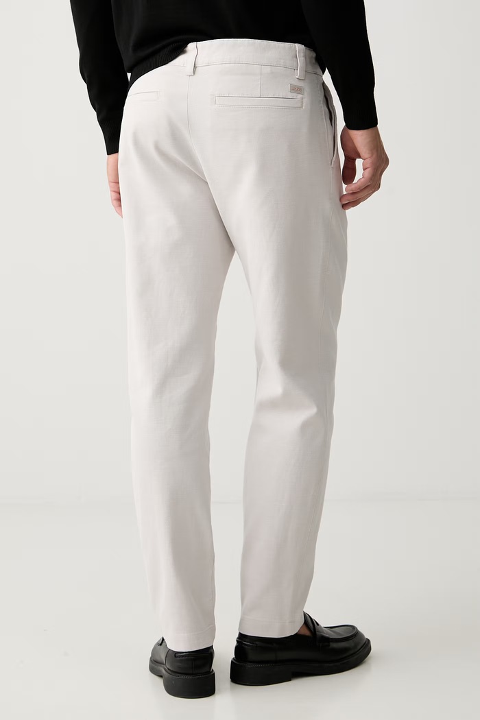 Odzież BOSS Orange spodnie chinos męskie bawełniane z elastanem Pleated 50559158 beżowy
