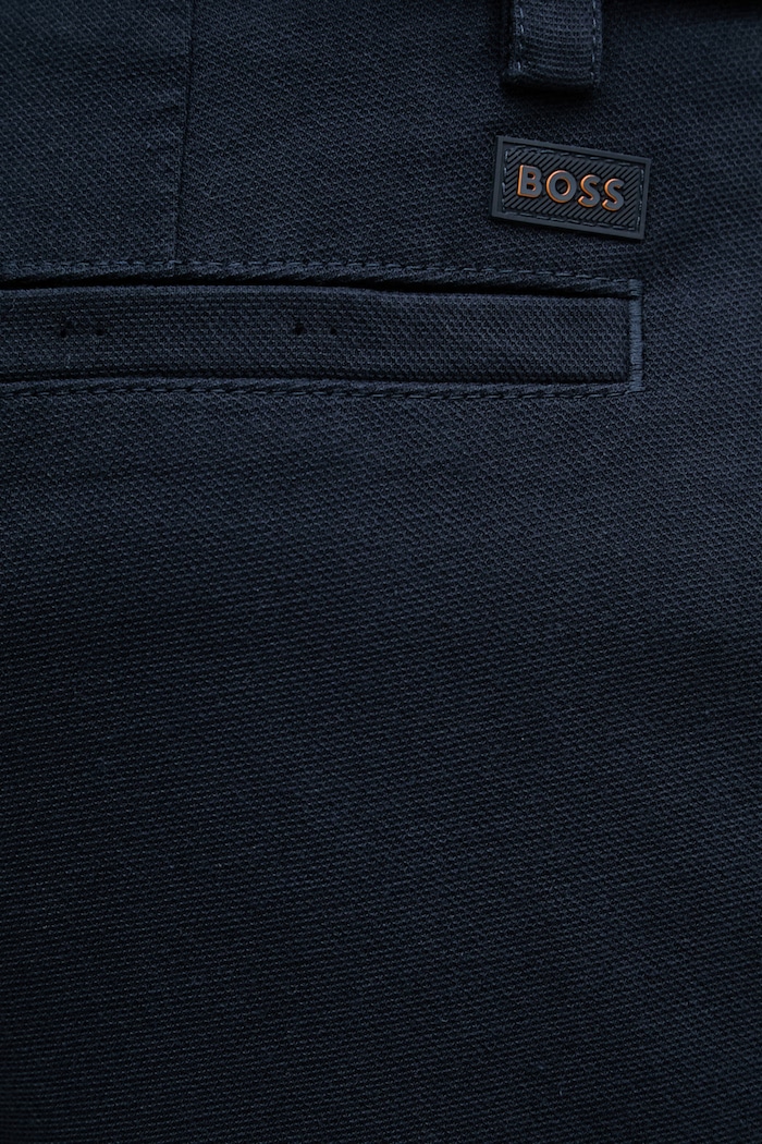 BOSS Orange nohavice chinos pánske bavlnené s elastanom Pleated tmavomodrá 50559158
