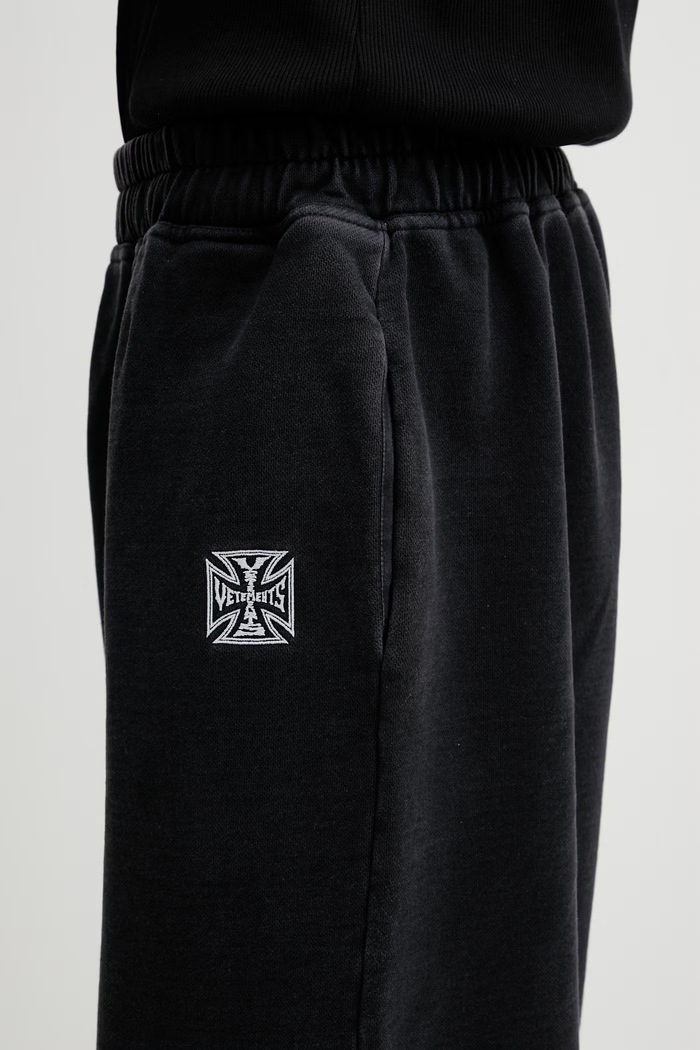VETEMENTS spodnie dresowe bawełniane Biker Cross Logo ME76SP160B