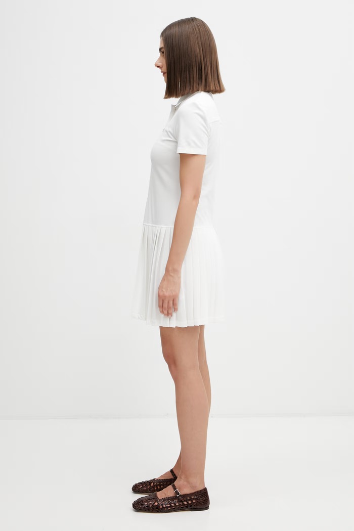 Lacoste sukienka gładka z bawełną EF1822 beżowy SS26