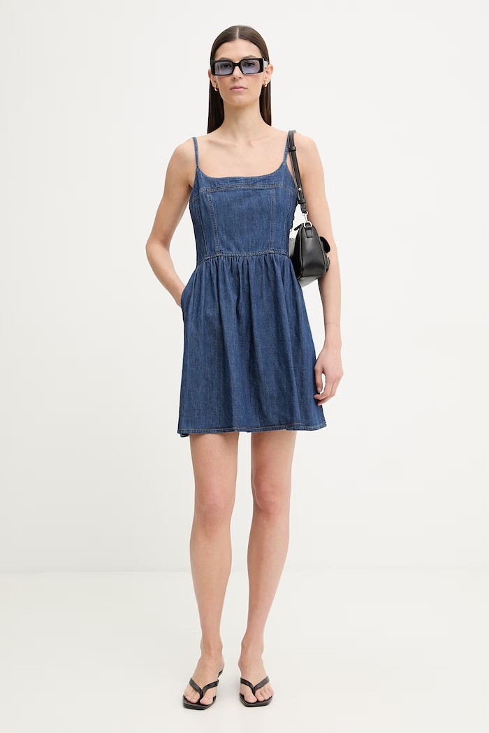 Levi's kiszélesedő farmer ruha JOLENE DENIM 005IG.0001 kék SS26