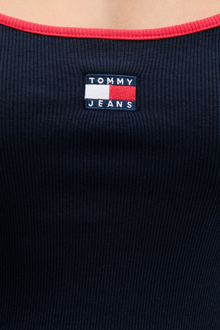 Tommy Jeans letné šaty bavlnené s elastanom DW0DW22335 tmavomodrá