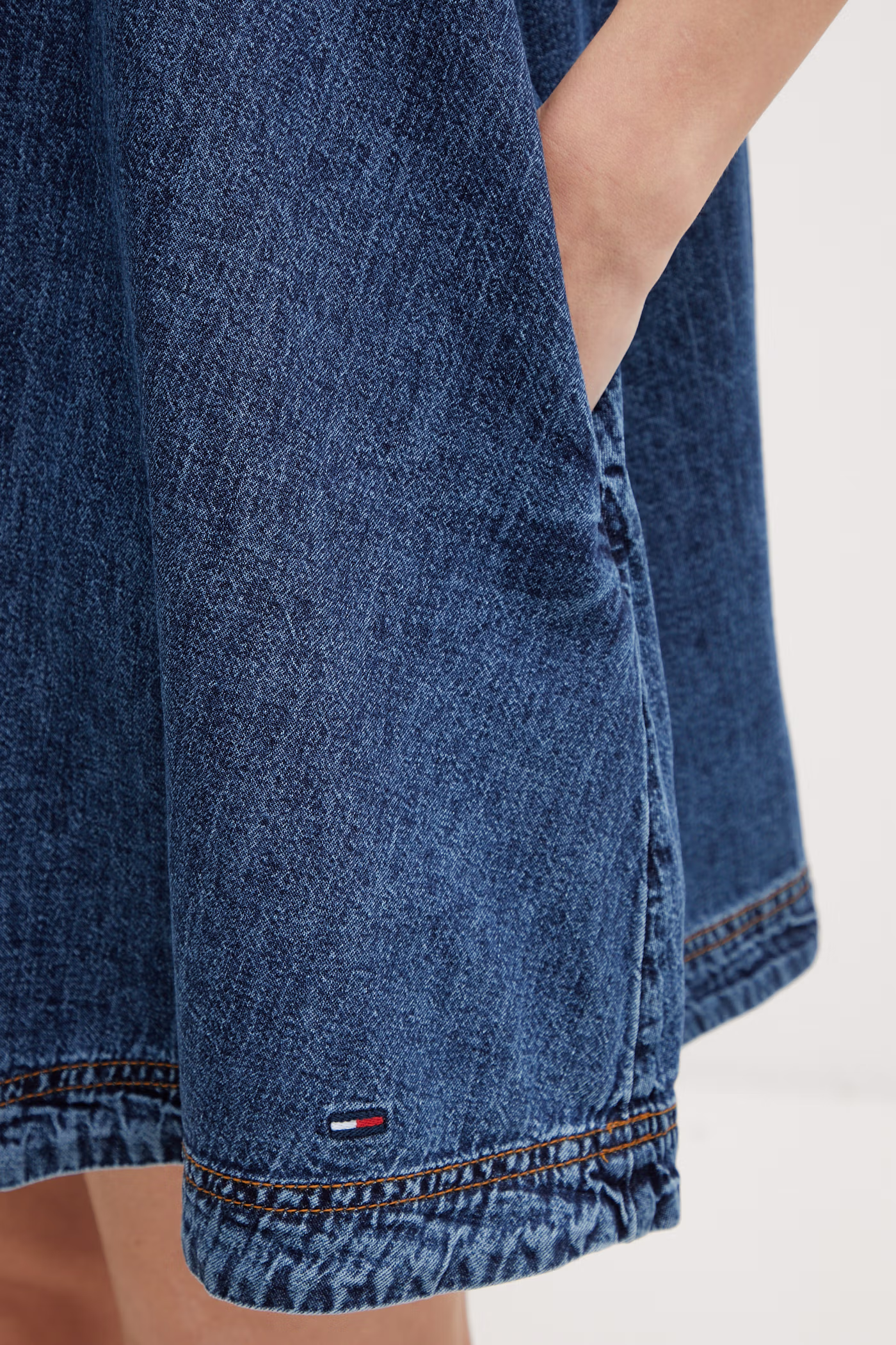 Tommy Jeans letné šaty rifľové DW0DW22341 modrá