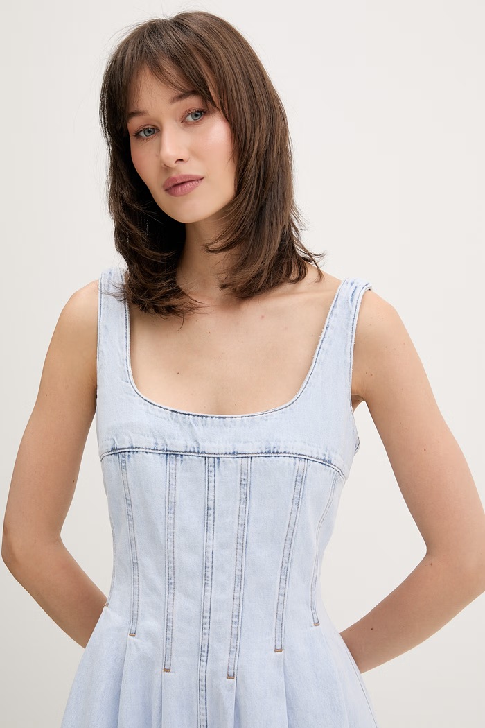 Tommy Jeans sukienka rozkloszowana jeansowa niebieski DW0DW22990