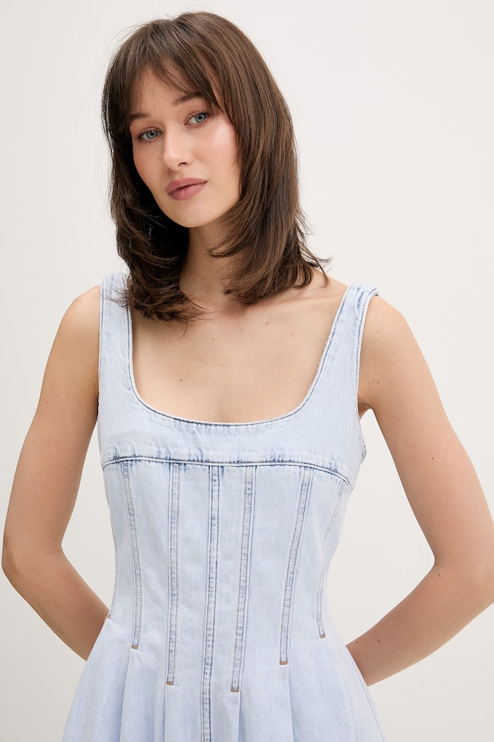 Tommy Jeans sukienka rozkloszowana jeansowa niebieski DW0DW22990