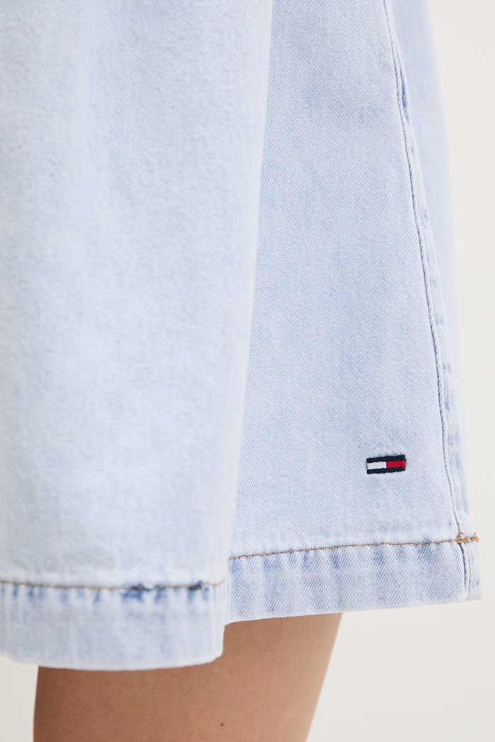 Tommy Jeans sukienka rozkloszowana jeansowa DW0DW22990 niebieski