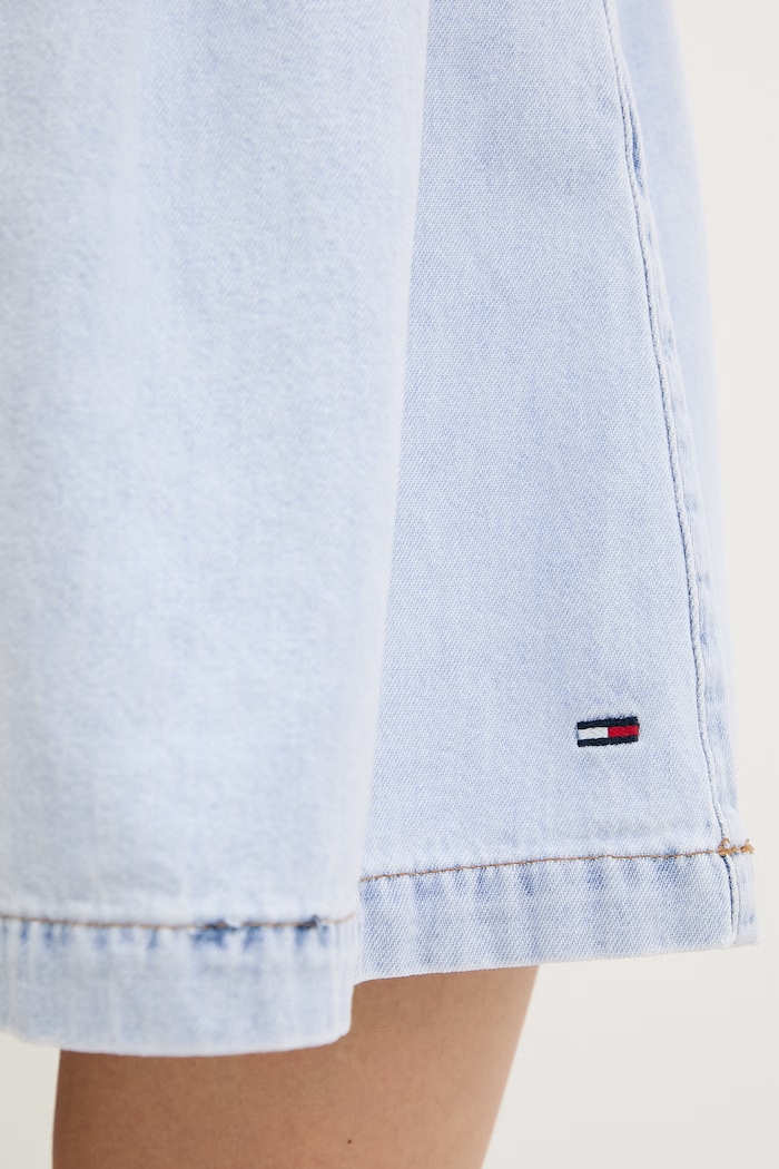 Tommy Jeans sukienka rozkloszowana jeansowa DW0DW22990 niebieski