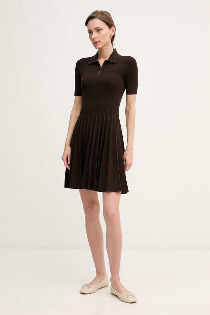 Lacoste sukienka plisowana z wiskozy EF5803 brązowy SS26