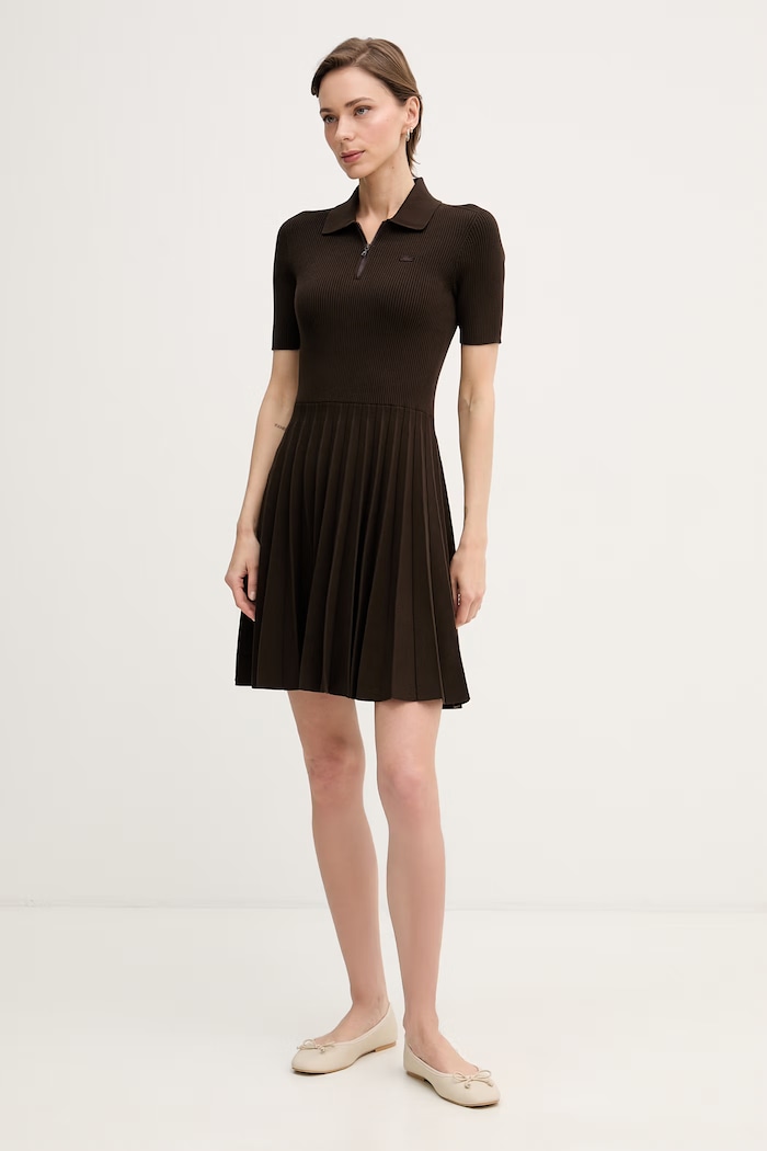 Lacoste sukienka plisowana z wiskozy EF5803 brązowy SS26