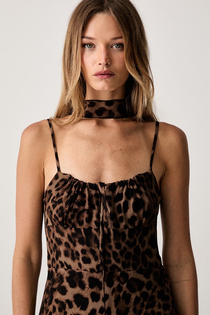 Le Privé sukienka letnia z wiskozy JANELLE CHIFFON LEOPARD LP00763 brązowy