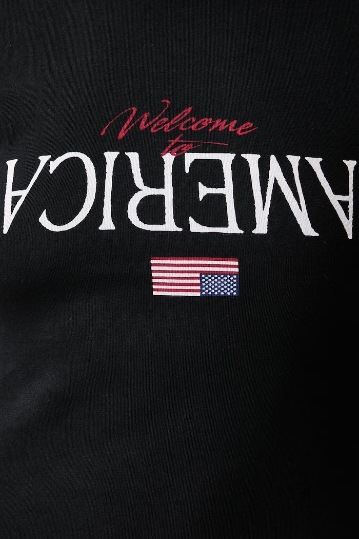 Willy Chavarria WELCOME TO AMERICA асиметрична рокля с щампа от памук WCJSY0273