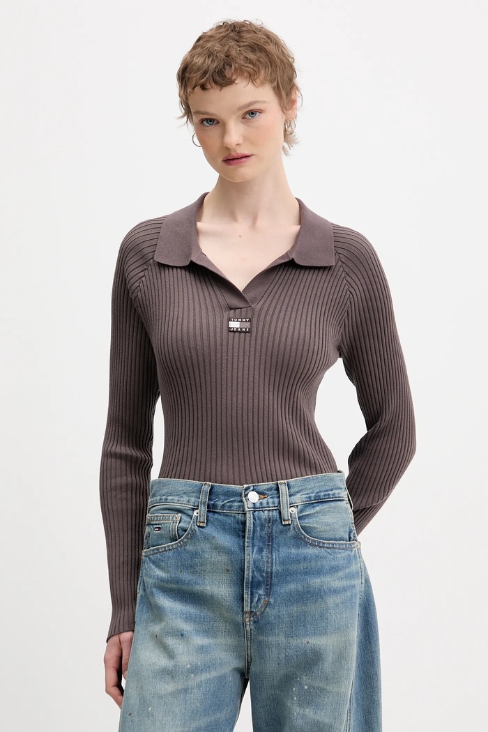 Πουλόβερ Tommy Jeans απλικέ καφέ DW0DW22036