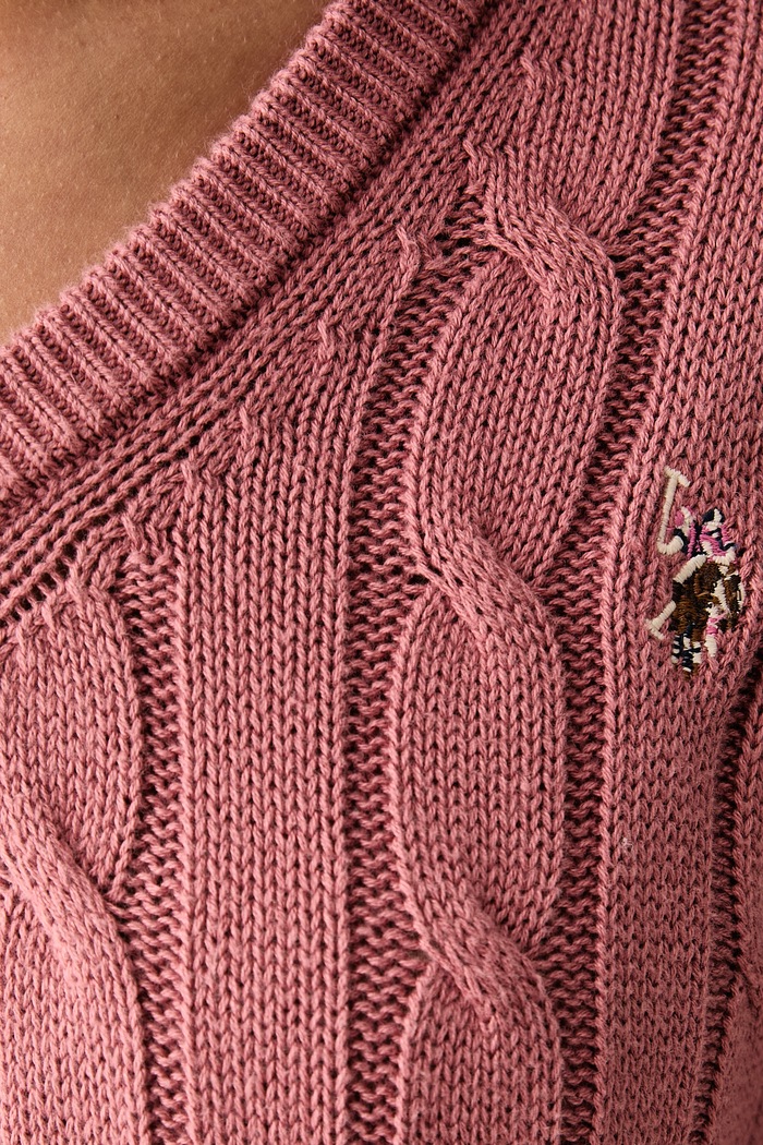Sweter damski bawełniany V-NECK CABLE U.S. Polo Assn. różowy WUP0397