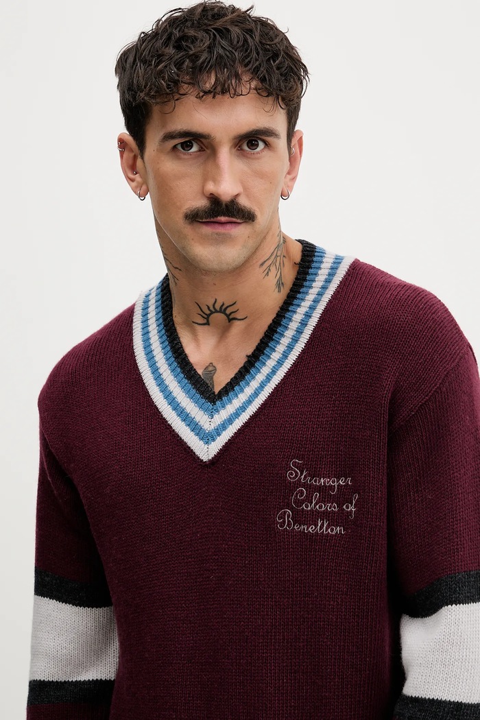 United Colors of Benetton pulóver gyapjúkeverékből x Stranger Things burgundia 1XDGK401F