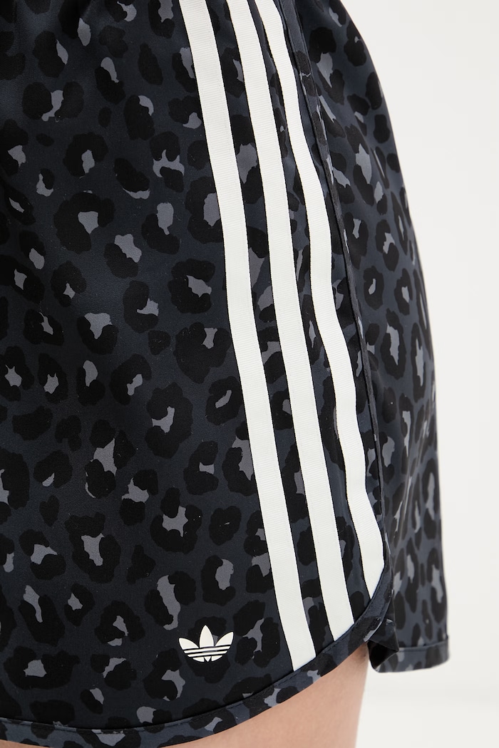 adidas Originals szorty Stn Shorts czarny KA2672