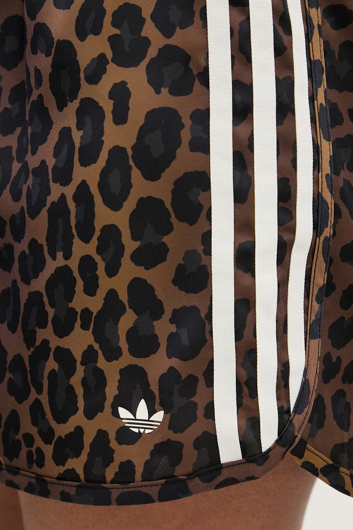 Къс панталон adidas Originals Stn Shorts кафяв KA2673