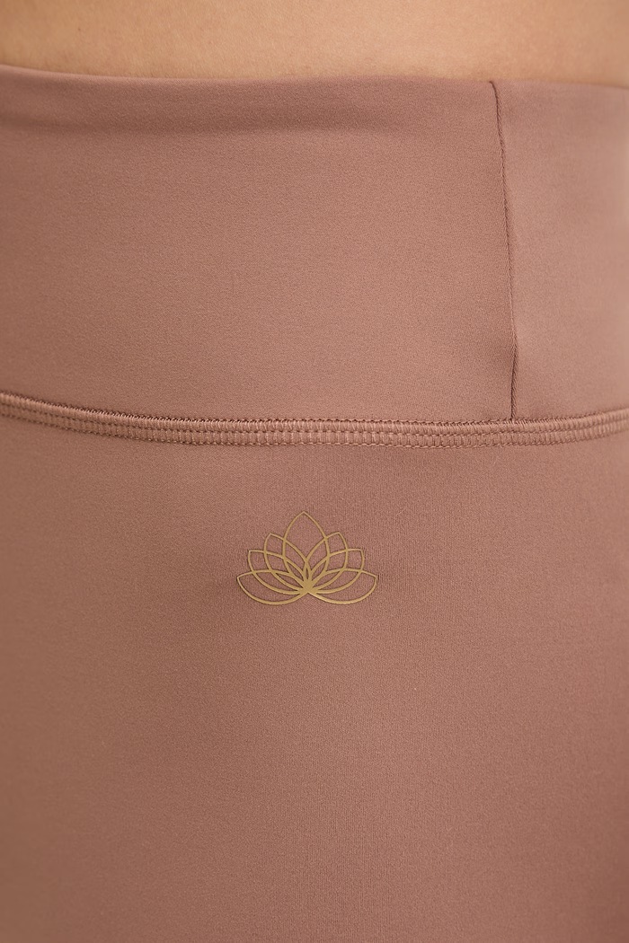 EA7 Emporio Armani pantaloni scurți sport pentru femei maro AF21585.7W000925