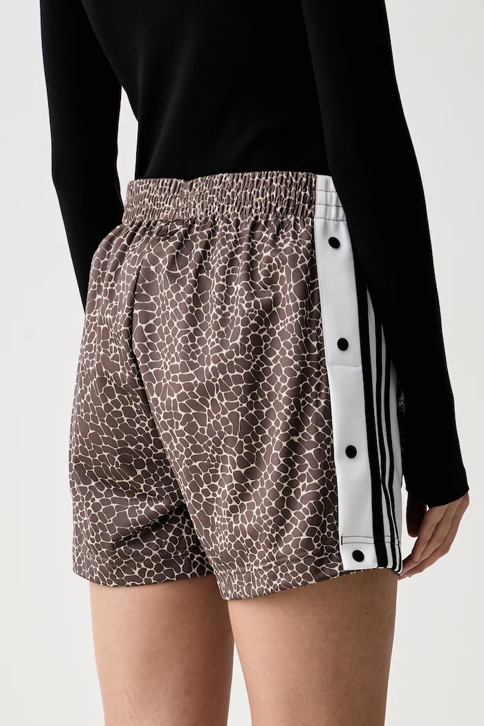 Дрехи adidas Originals къс панталон тип анцуг дамски KD8821 кафяв