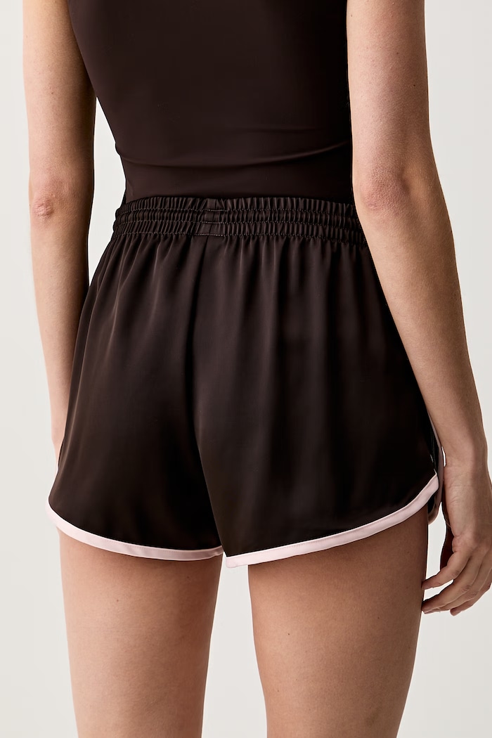 Дрехи adidas Originals къс панталон тип анцуг дамски KC9006 кафяв