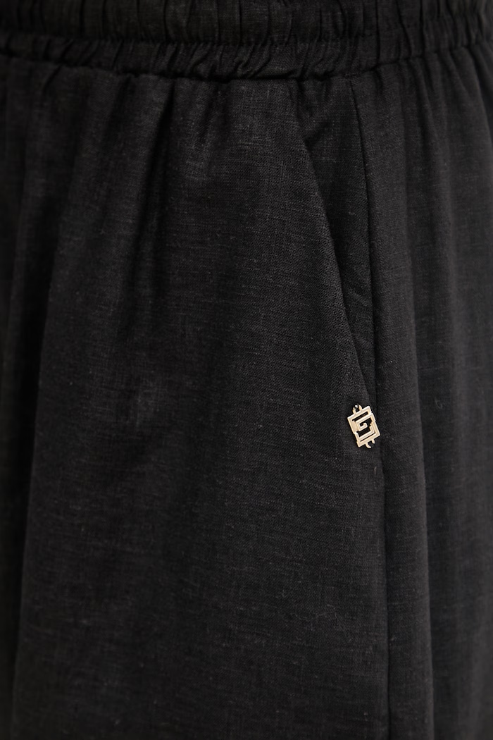 Gaudi pantaloni scurți pentru femei negru 611BD25046
