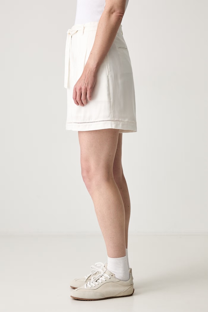 Lacoste kratke hlače s lyocellom za žene FF1026 bež SS26