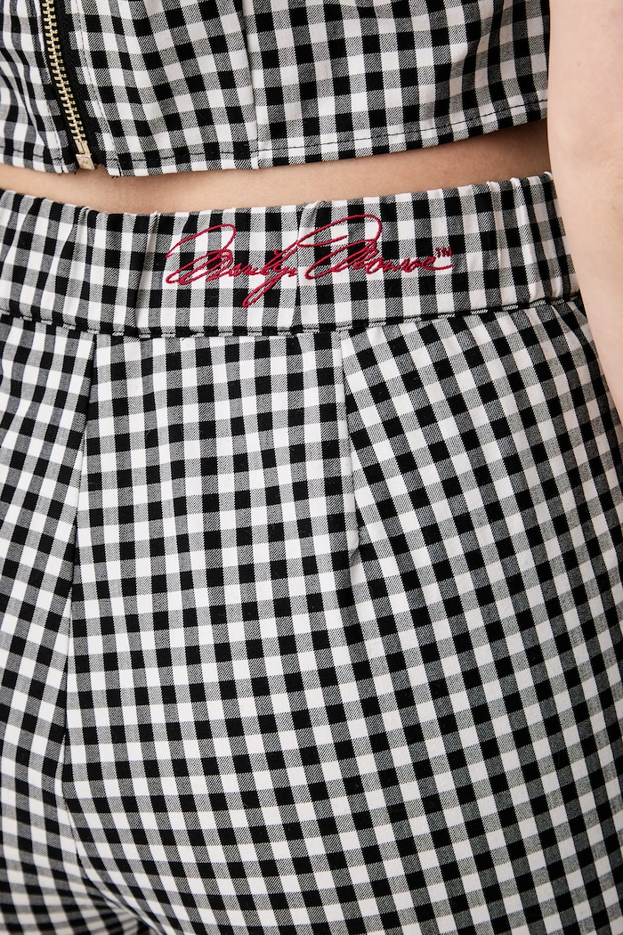 Guess spodnie capri damskie z bawełną MARILYN MONROE czarny W6YB35.W4486