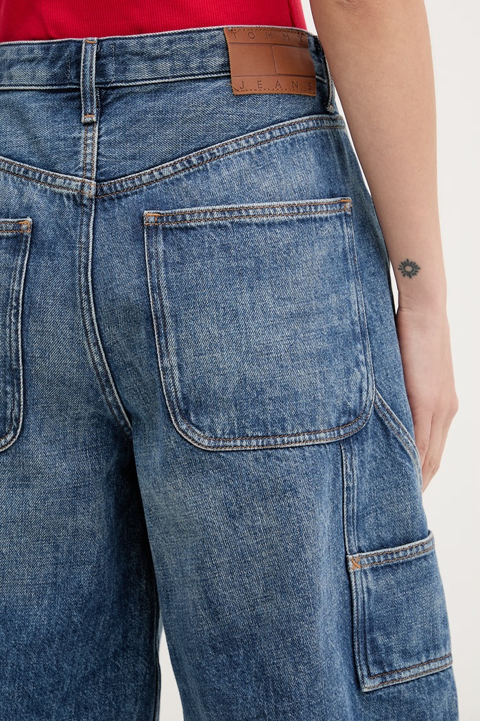 Tommy Jeans pantaloni scurți pentru femei, din denim bleumarin DW0DW22693