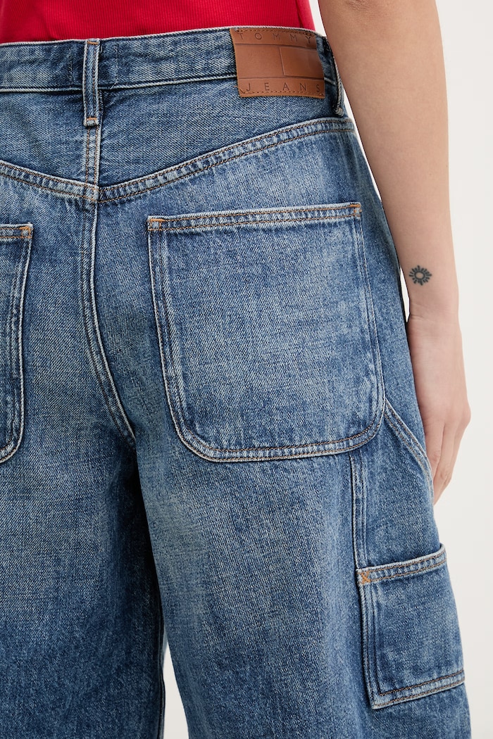 Tommy Jeans pantaloni scurți pentru femei, din denim bleumarin DW0DW22693
