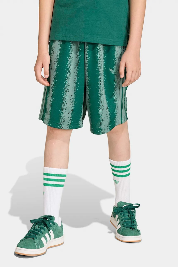 Detské krátke nohavice adidas Originals nášivka zelená KE2758