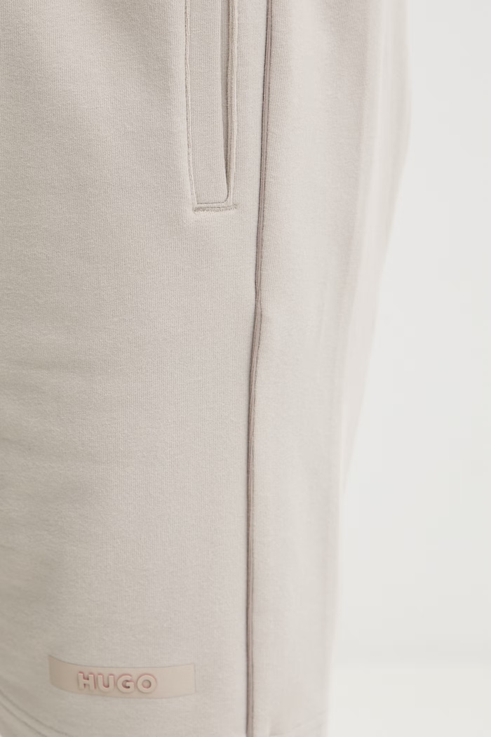 Oblečenie HUGO teplákové šortky pánske bavlnené s elastanom PALO SHORTS 50556996 béžová