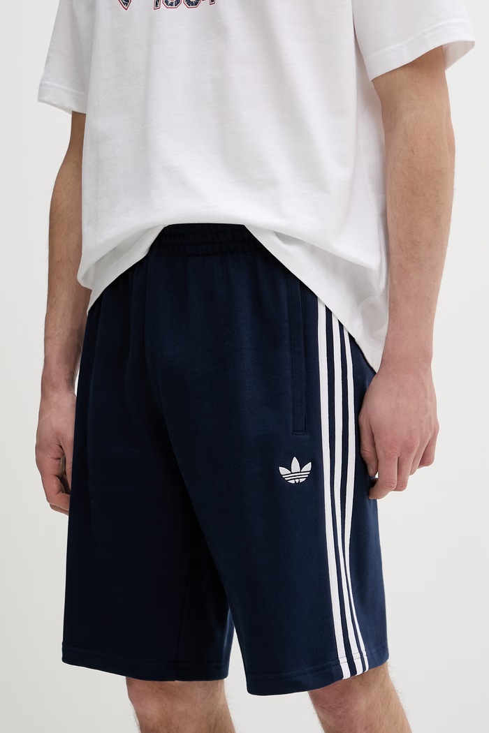 Βαμβακερό σορτσάκι adidas Originals απλικέ σκούρο μπλε KE3565