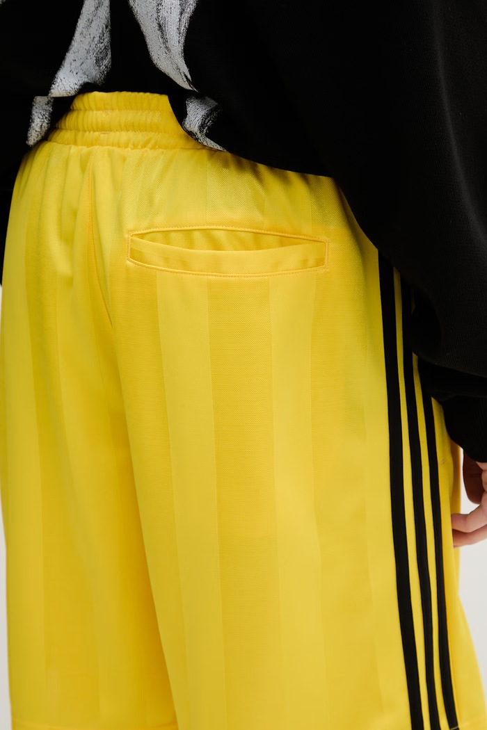 adidas Originals pantaloni scurți de trening pentru bărbați galben KE3592