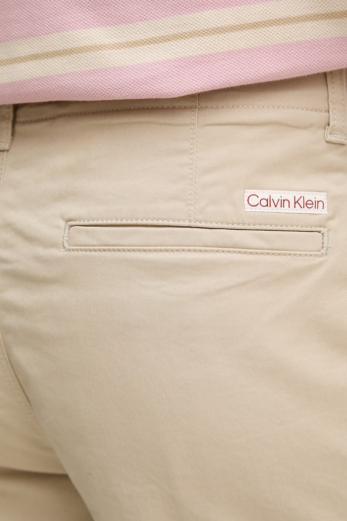Calvin Klein Jeans pantaloni scurți chinos bărbați din bumbac cu elastan bej LV04RF617G