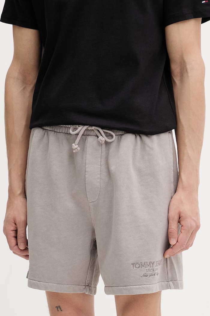Tommy Jeans teplákové šortky pánske bavlnené hnedá DM0DM22696