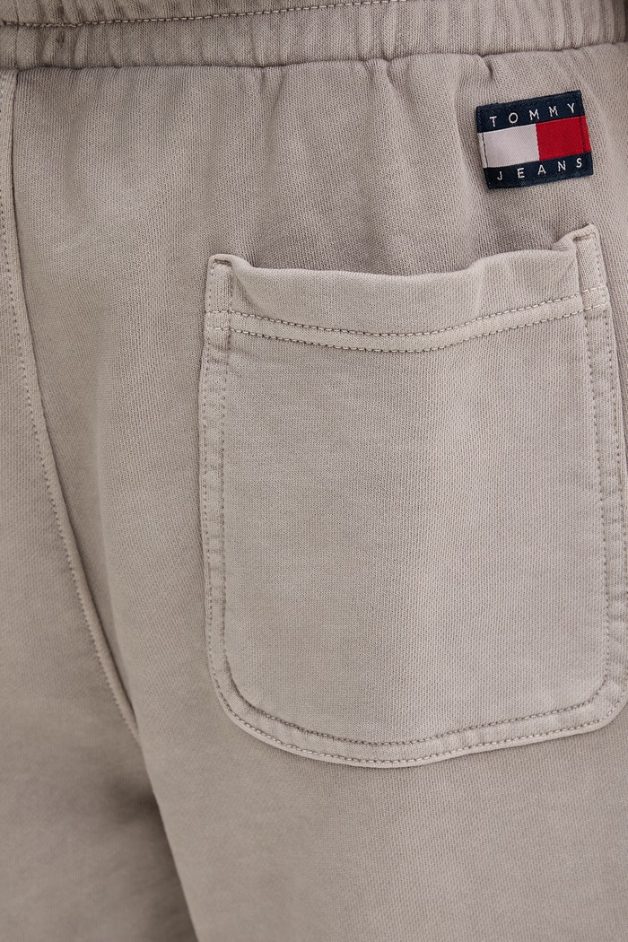 Tommy Jeans teplákové šortky pánske bavlnené hnedá DM0DM22696