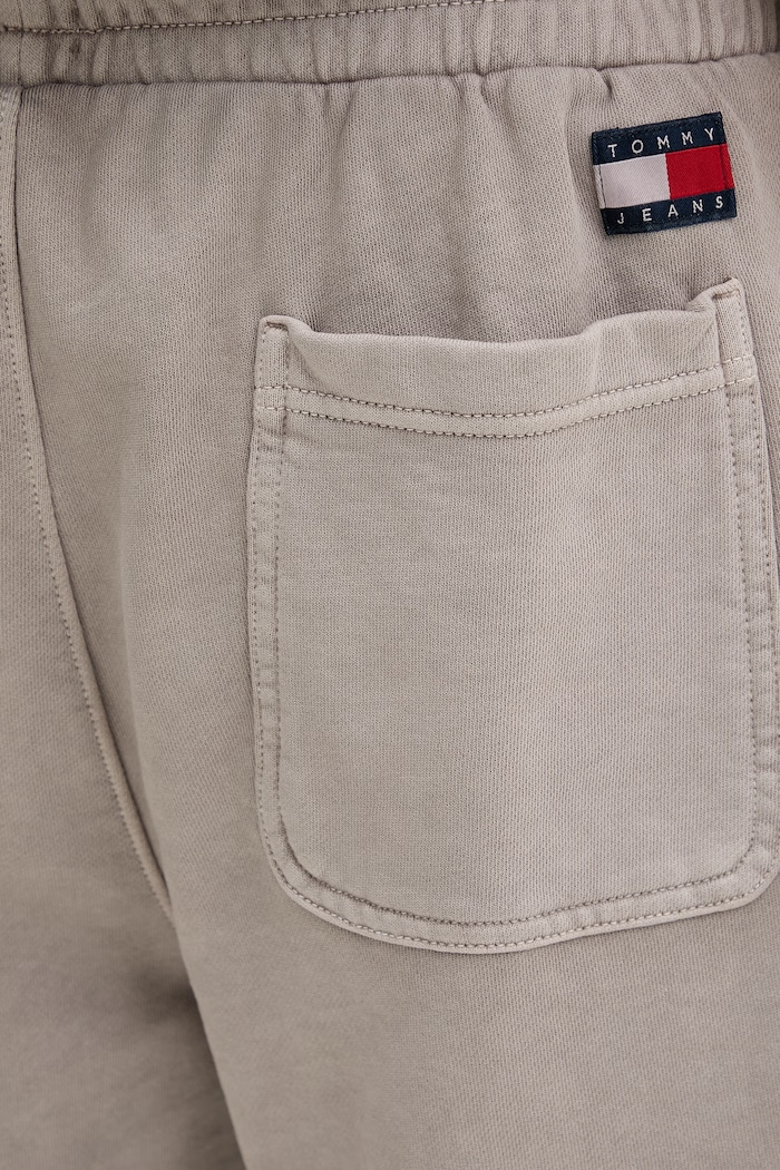 Tommy Jeans teplákové šortky pánske bavlnené hnedá DM0DM22696