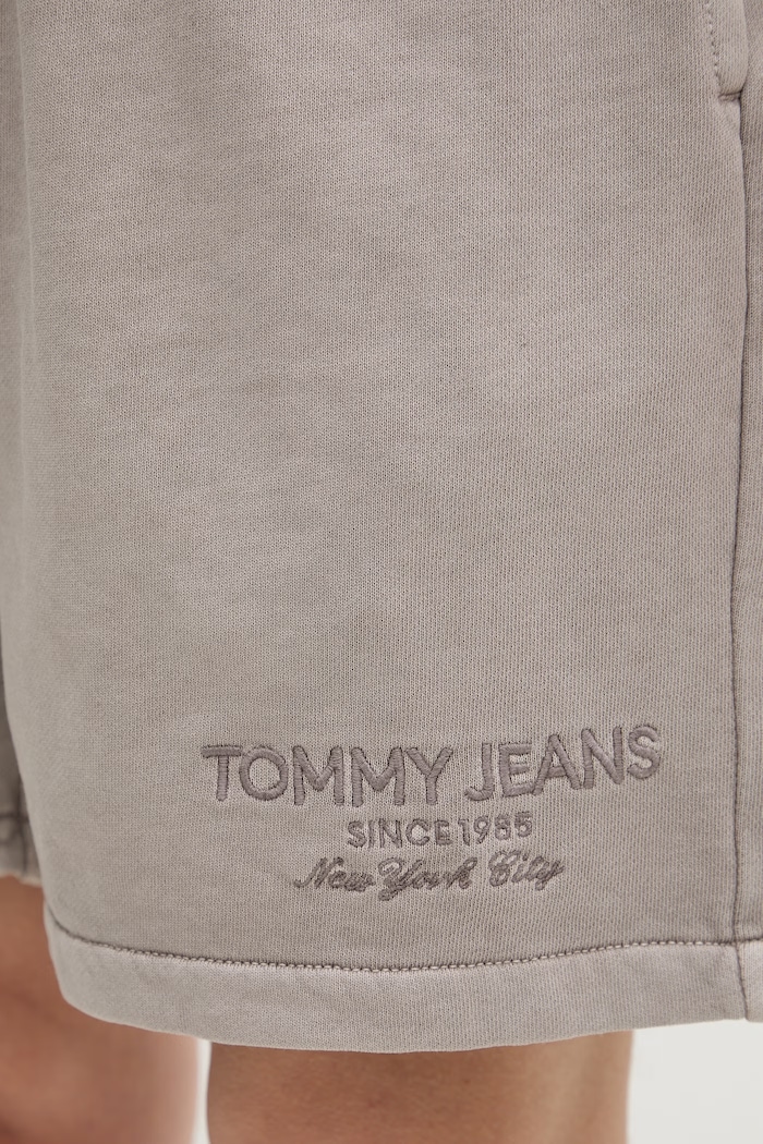 Tommy Jeans teplákové šortky pánske bavlnené DM0DM22696 hnedá