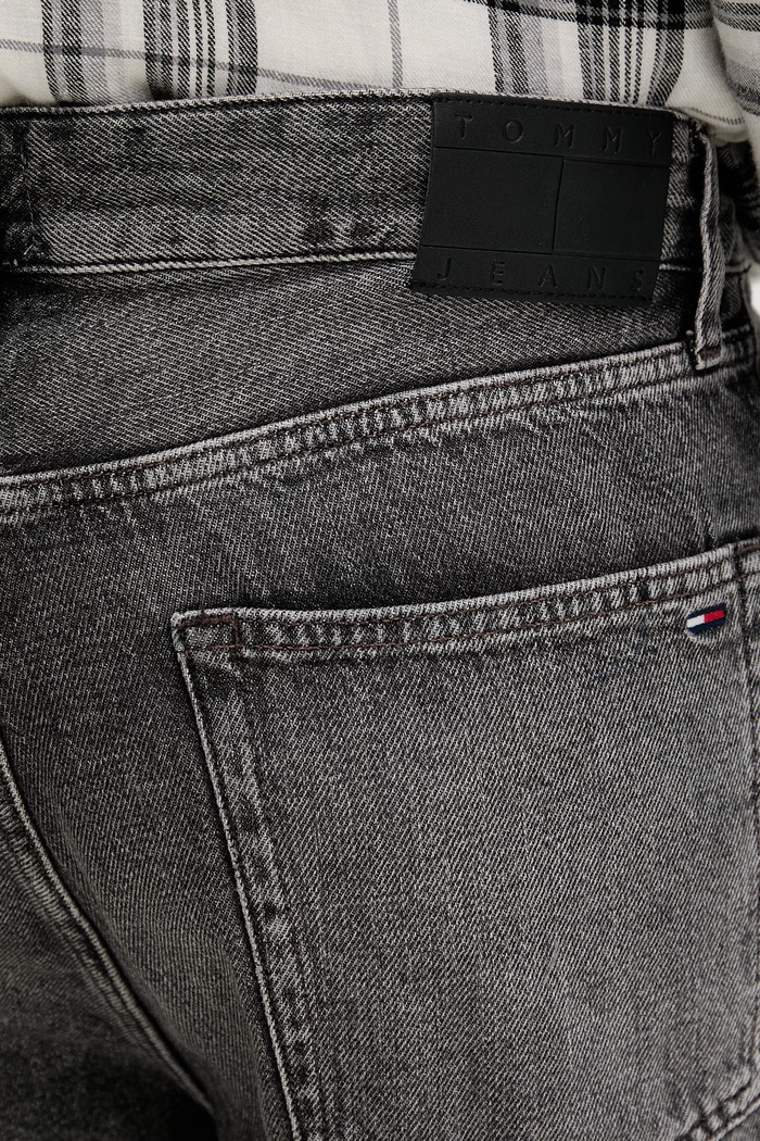 Tommy Jeans šortky pánske rifľové sivá DM0DM23066