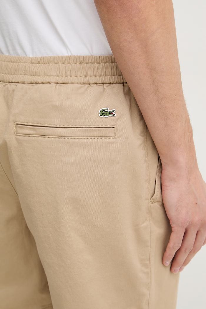 Lacoste šortky pánské bavlněné s elastanem béžová GH2324